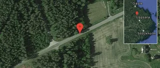 En personbil i singelolycka på väg 746