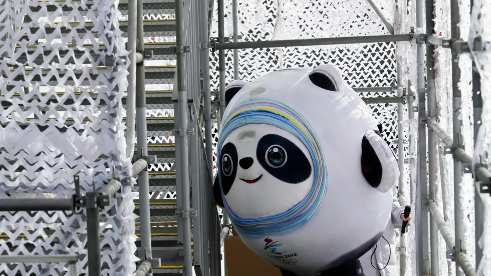OS-maskoten Bing Dwen Dwen säljs för skyhöga priser i Peking.