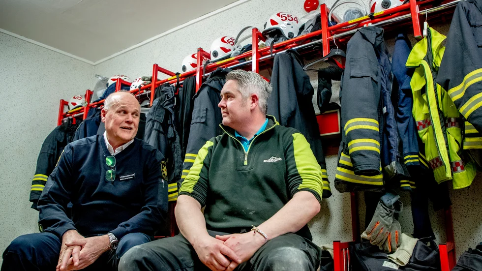 "Vi kan hamna i väldigt klämda situationer när vi är för få", säger deltidsbrandmannen och stationsbefälet Marcus Ardstål (till höger). Till vänster räddningschef Mats Johansson.