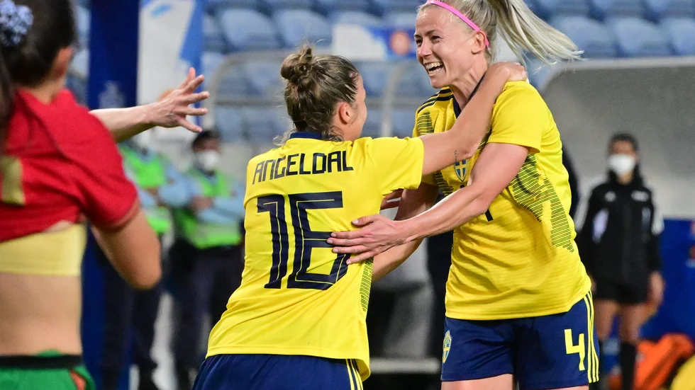 Hanna Glas, till höger, firar sitt 1–0-mål mot Portugal tillsammans med Filippa Angeldahl.