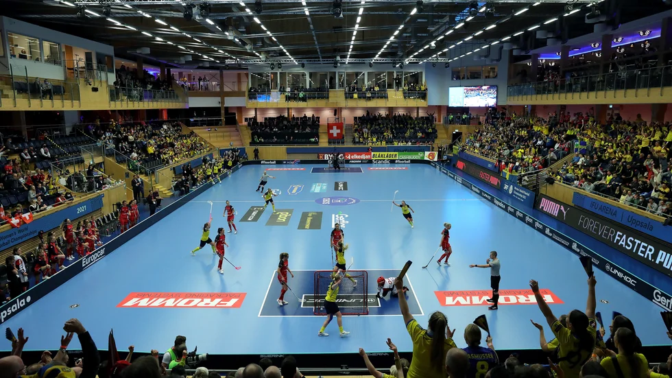 Sverige gör mål mot Schwiez i IFU Arena. Siriustrion Matilda Östlund Visén, Amanda Delagdo Johansson och Klara Molin spelade huvudroller.