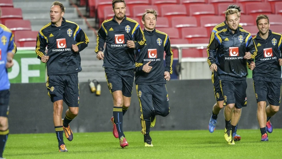 Svenska fotbollslandslagets träning i Lissabon på torsdagskvällen. På fredag möts Portugal och Sverige i den första playoff-matchen av två till VM. Foto Jonas Ekströmer / TT