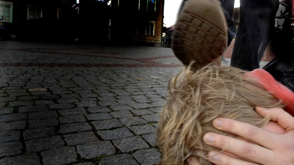Rånad, misshandlad och våldtagen. Nu misstänks tre tonåringar för de grova brotten i slutet av oktober förra året.