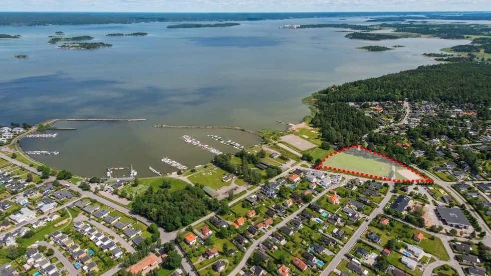 Lindö. Området vid småbåtshamnen täcks med nya jordmassor.
