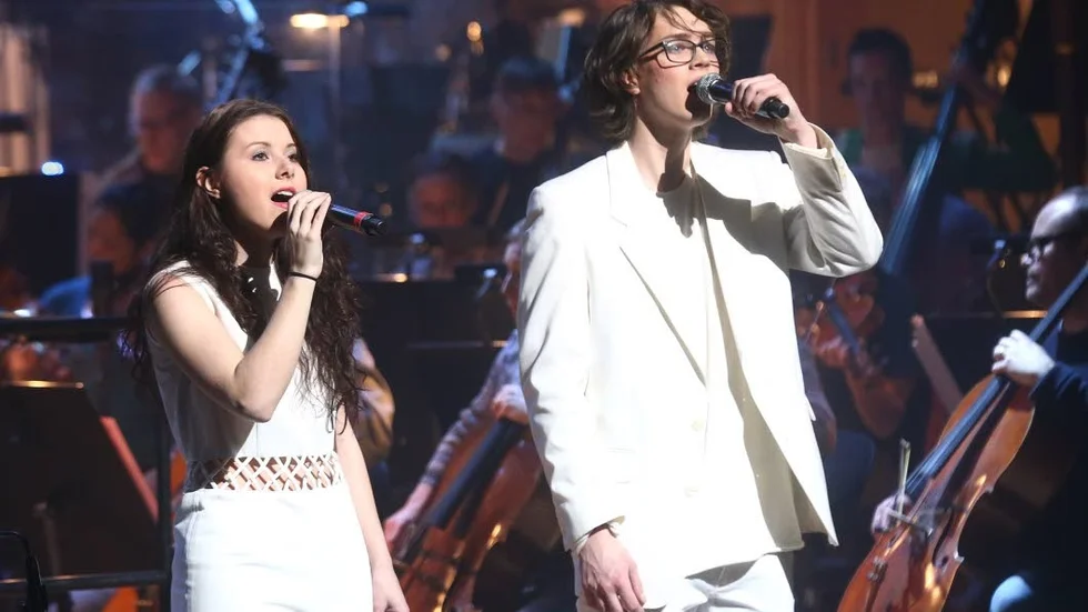 Duett. Emma Andersson och Desmond Leonard sjunger "Fix you".