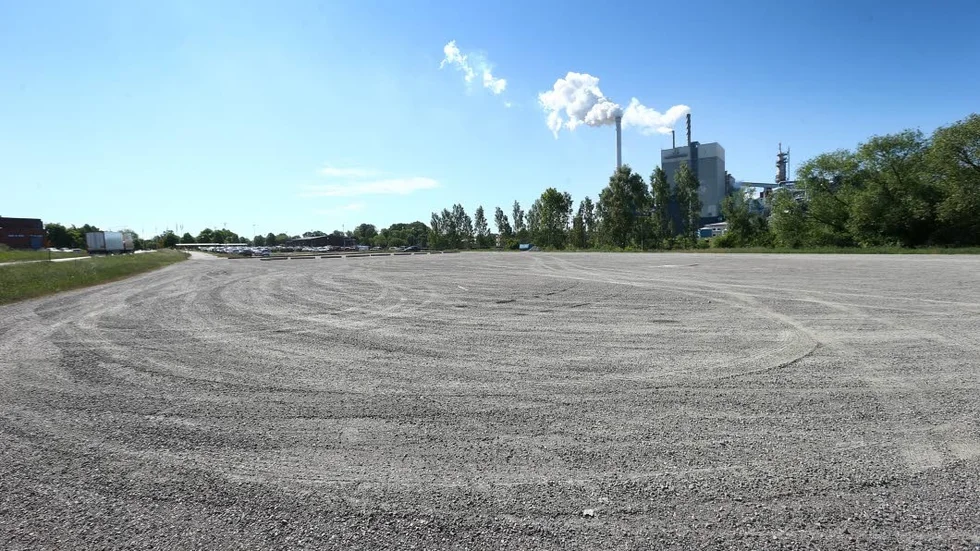 Ny brandstation. Här i bortre änden av parkeringen till Skärblacka bruk ska den nya räddningsstationen byggas.