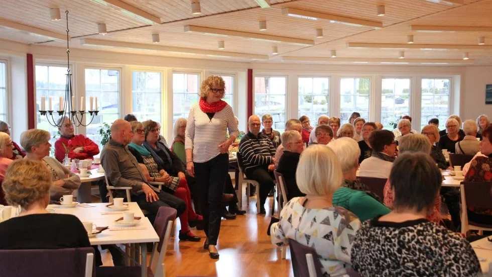 Modevisning. Cirka 80 personer, mest damer, hade samlats i Hällestads församlingshem för att se lite av det kommande vår- och sommarmodet
