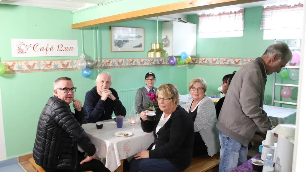 Goda grannar. Mikael Bäckmark, Göran Birksjö, Monica Westlund, Eva Johansson, Inger Karlsson, Barbro Källström och Peter Silver firade husfest med fika.