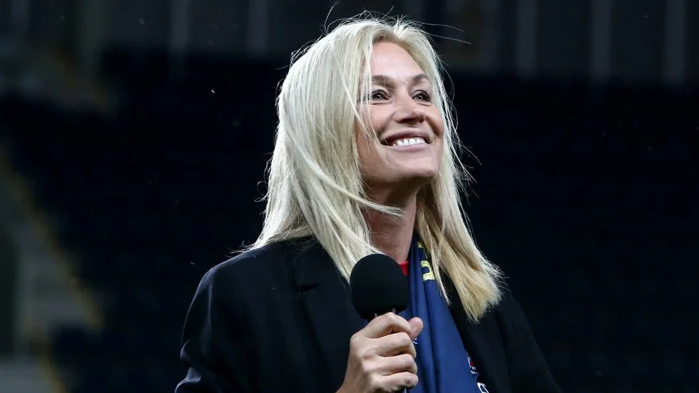 Dubbla roller. Jessica Andersson är både konferencier och artist under Allsång på slottet.