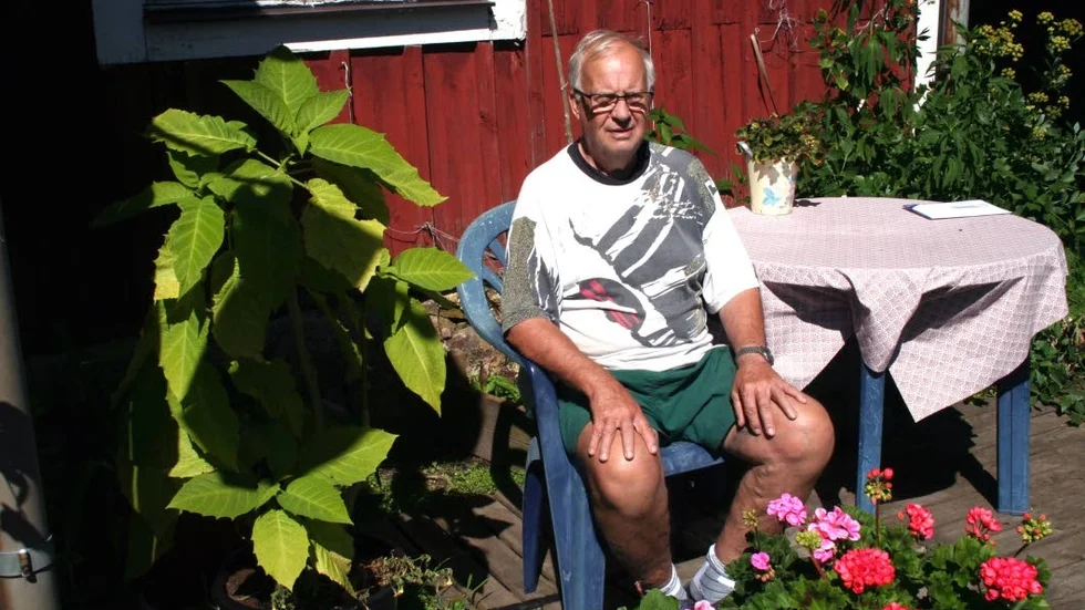Bekymrad. Klas Pettersson får flera tunnor över. Till vänster skymtar en svart tunna som nu används som kruka.