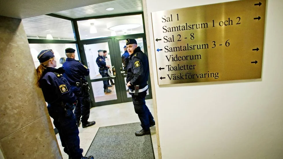 Säkerhetspådrag. Det är det alltid när de välkända livsstilskriminella dyker upp i tingsrätten.