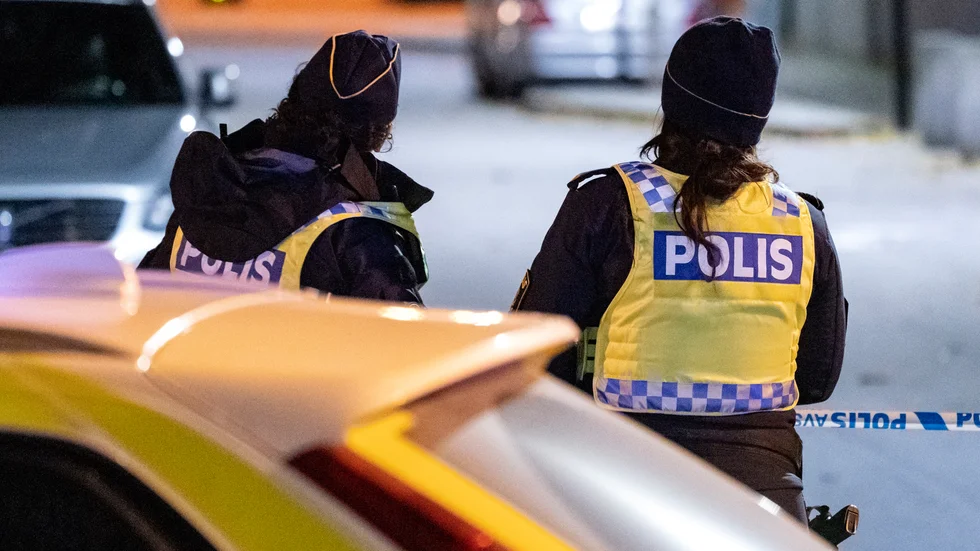 Varken polisers eller andras löner ska sättas via riksdagsbeslut, anser debattörerna.