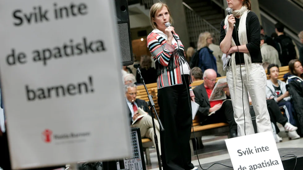 Rädda Barnen demonstrerar för barnen på Stockholms central 2005.
