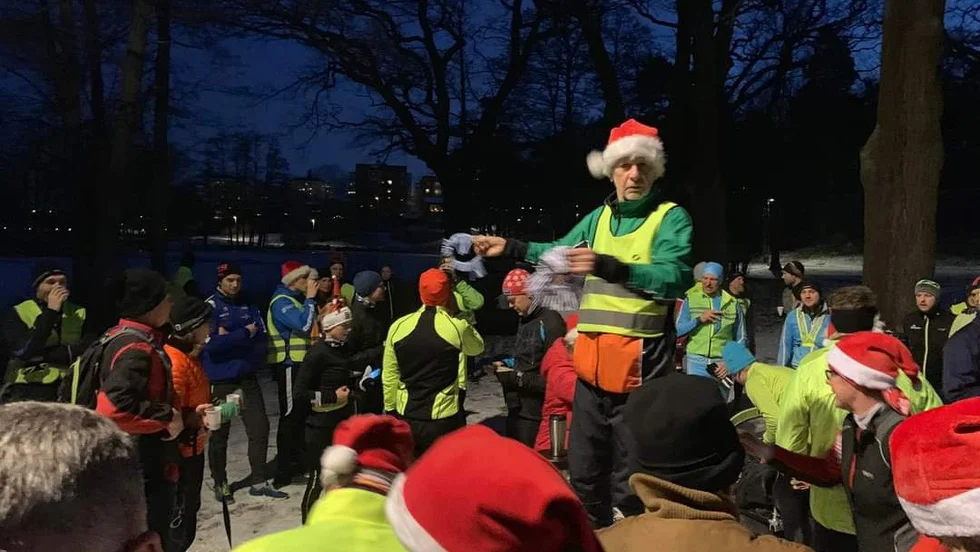 Kjell Larsson, ordförande för Vilsta IK, var en av dem som såg till att alla fick glögg att värma sig med under den ovanligt kylslagna juljoggen genom Eskilstuna på julaftonsmorgonen.