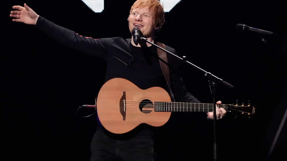 Ed Sheeran framträder på Z100's iHeartRadio Jingle Ball på Madison Square Garden i New York den 10 december, med en annan gitarr. Arkivbild.