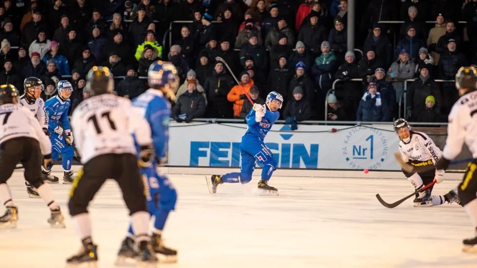 Viktor Hulthammar går för skott i IFK Motalas senaste segermatch, mot Vetlanda BK på annandag jul. IFK har ännu inte vunnit 2022 och Västerås är favorit på lördagen.