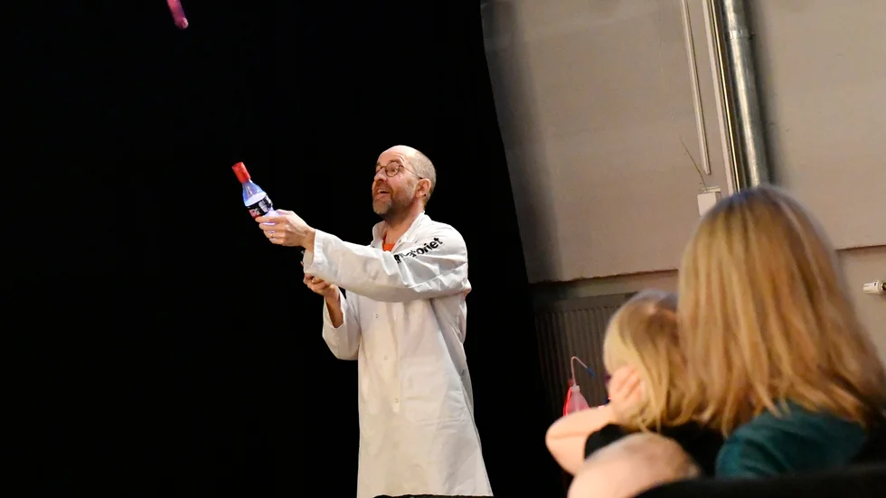 Pedagogen Thomas Löfgren, Exploratoriet, visar hur man kan göra en egen raket.