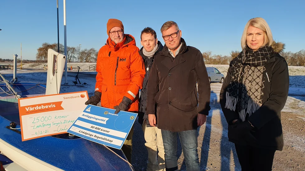 Från vänster: Bo Rogalin, ordförande i seglingssektionen i Linköpings seglarsällskap, Per Arnöman, Linköpings kommun, Johan Råsbrink, Riksidrottsförbundet Östergötland och Ida Emwall, Sparbanksföreningen Alfa.
