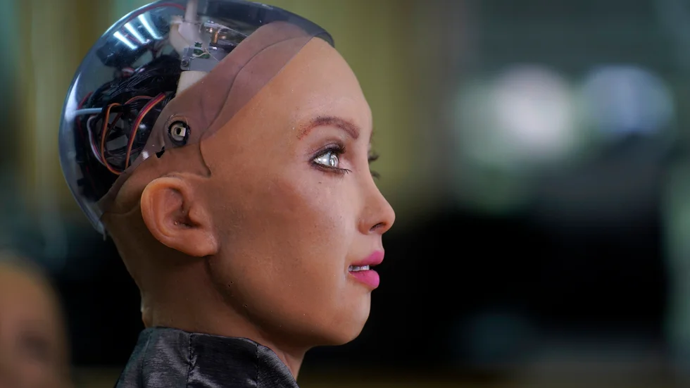 Roboten Sophia från Hanson Robotics studio i Hongkong. Sophia och hennes tillverkare fick mycket uppmärksamhet när ett digitalt konstverk (en NFT) hon skapat såldes på auktion för 688|888 dollar. NFT är ett av "modeorden" från 2021.