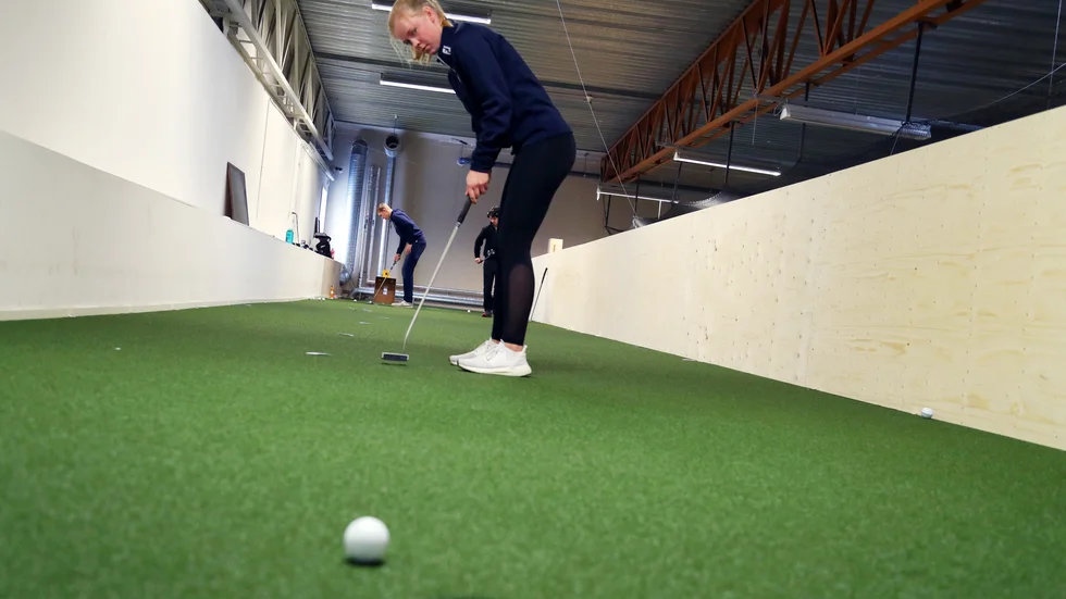 Meja Örtengren tillbringar många timmar i den provisoriska golfhallen på Ottargatan i Linköping. Här kan hon både nöta swing och puttning.