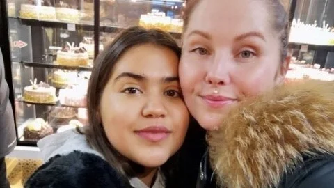 Fatima Al-asadi och Sara Holmén träffades för första gången i Göteborg. "Jag tycker inte att de ska känna att de är skyldiga oss något. Det är vi som är skyldiga att ta hand om dem istället för att sitta och neka. När det kommer personer som Fatima ska man ta vara på dem", säger Sara om familjen Al-asadi. 