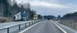 Lastbilsolycka på 55:an – släpet välte ner i dike utanför Strångsjö