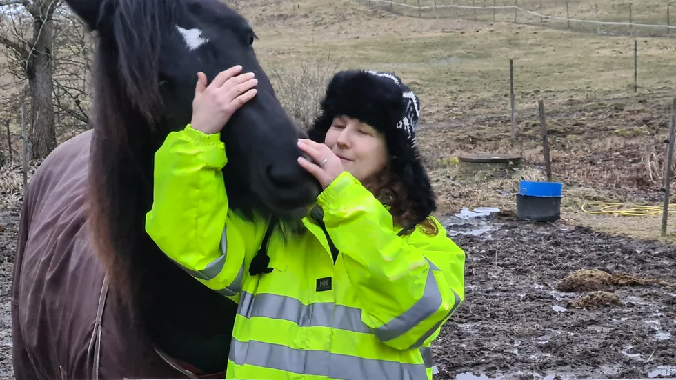Ann-Marie Fernström driver en gård utanför Sköldinge och erbjuder folk att komma och hälsa på hennes djur.