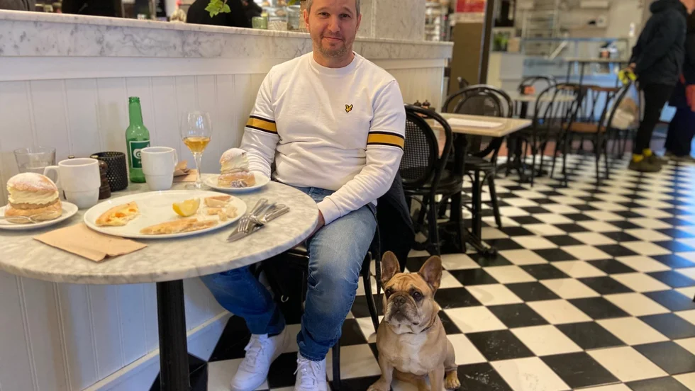 Daniel och Cecilia Lindquist tar gärna med hunden Frank när de äter lunch eller fikar.