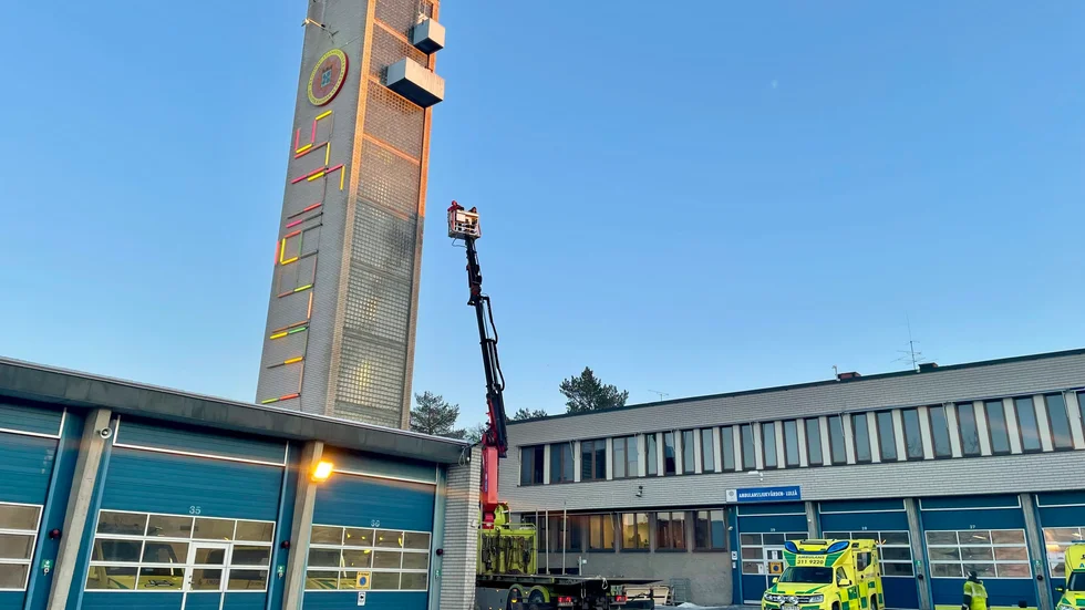 Ambulansen är kvar i gamla brandstationen i Luleå. Nya lokaler finns men kommunen och regionen är oense om hyresnivån.