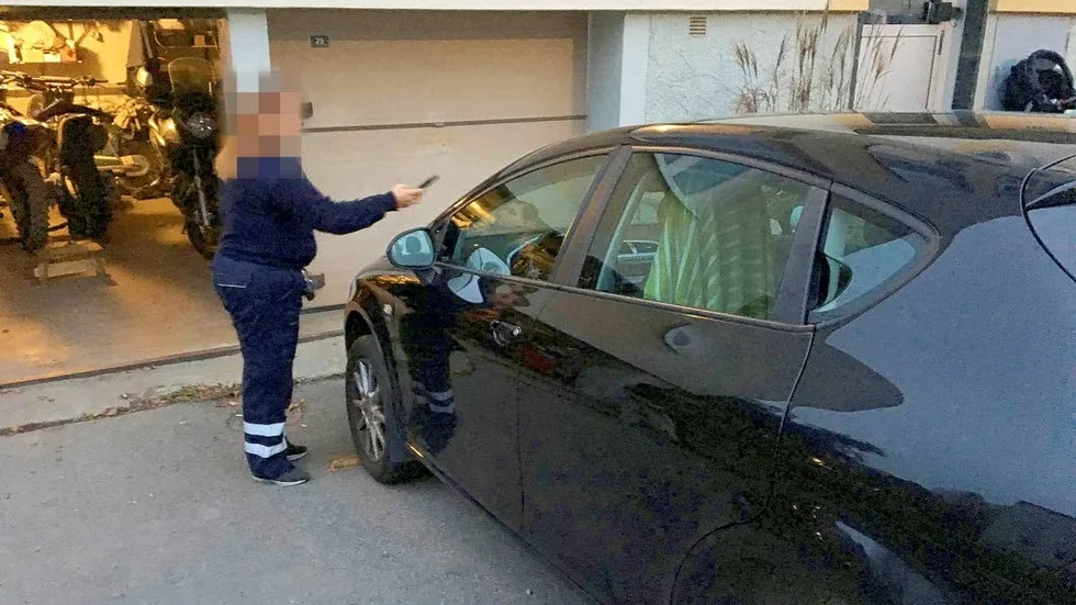 Det blev lite upprört på platsen efter att fordon som stod på den egna garageuppfarten lappades.