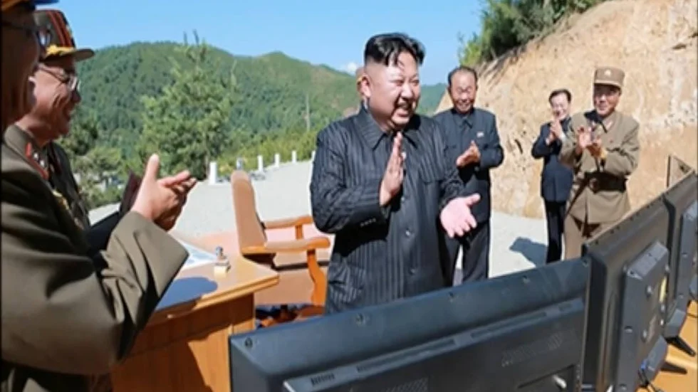 Här syns Kim Jong Un applådera en långdistansmissil som Nordkorea disponerar. Bilden är från 2017.  Hur annorlunda är läget nu 2018?