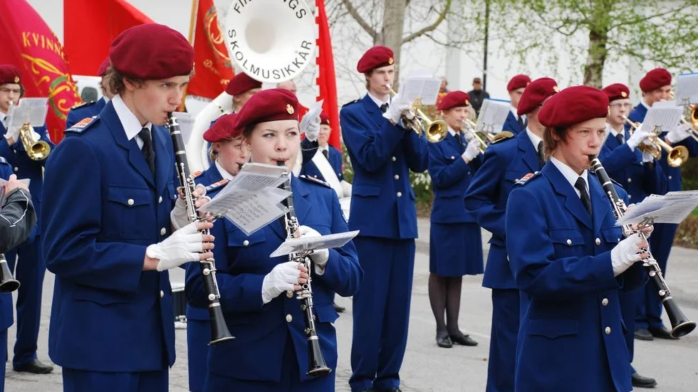 Finspångs skolmusikkår firar 75 år. Här spelar de under första maj, 2008.