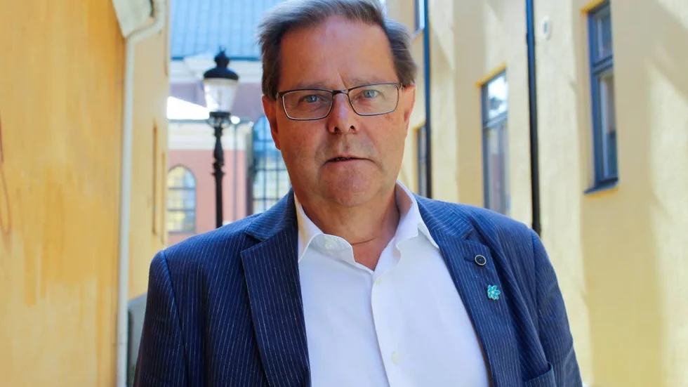Byter parti. Riksdagsledamoten Olle Felten (SD) meddelade på förmiddagen att han hoppar av SD för att istället ansluta till nystartade Alternativ för Sverige.