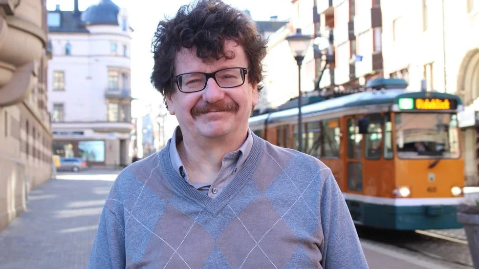 Darko Mamkovic (SD) tycker inte att Lars Stjernkvist (S) lever som han lär när det kommer till löften om allt till alla.