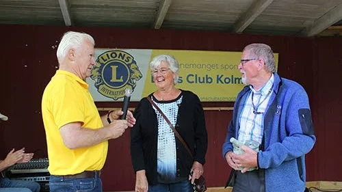 Karin och Gunnar Pettersson valdes till Årets Komårdsbor av Lions Club Kolmården. Här får de sin utmärkelse av presidenten Kurt Björk.