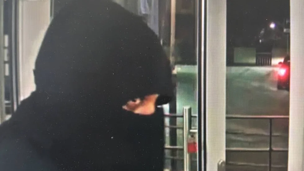 Genom att maskera sig som en kvinna med niqab fick rånarna komma in i guldbutiken.