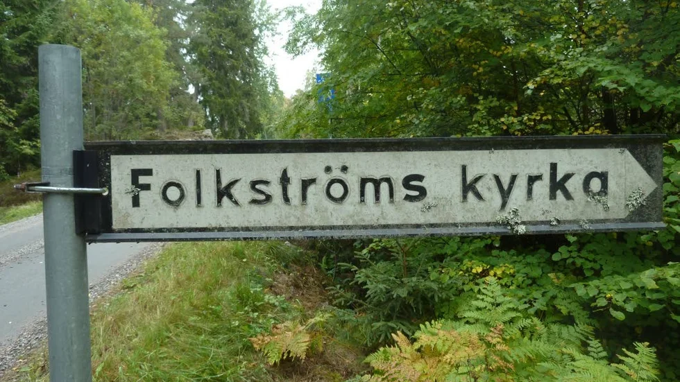 Mitt i skogen, fem kilometer från Grytgöl, står den här vägvisaren vid en liten skogsväg.