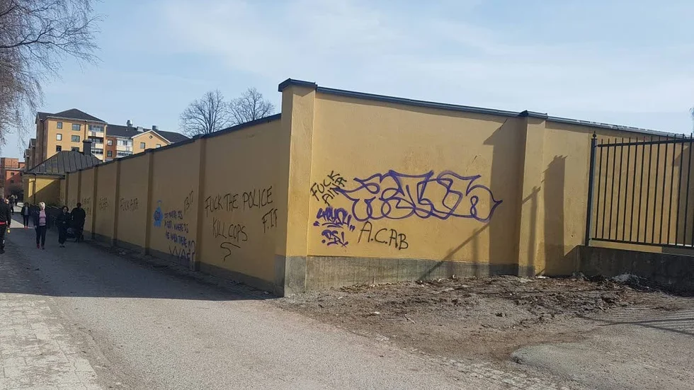 Den gamla fängelsemuren drabbas ofta av klotter.