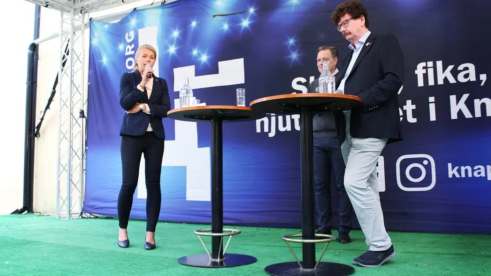 Sophia Jarl (M) i valdebatt mot Lars Stjernkvist (S) inför valet i september. Hon menar att minskad brottslighet i utanförskapspmrådena beror på att många kriminella sitter inne.