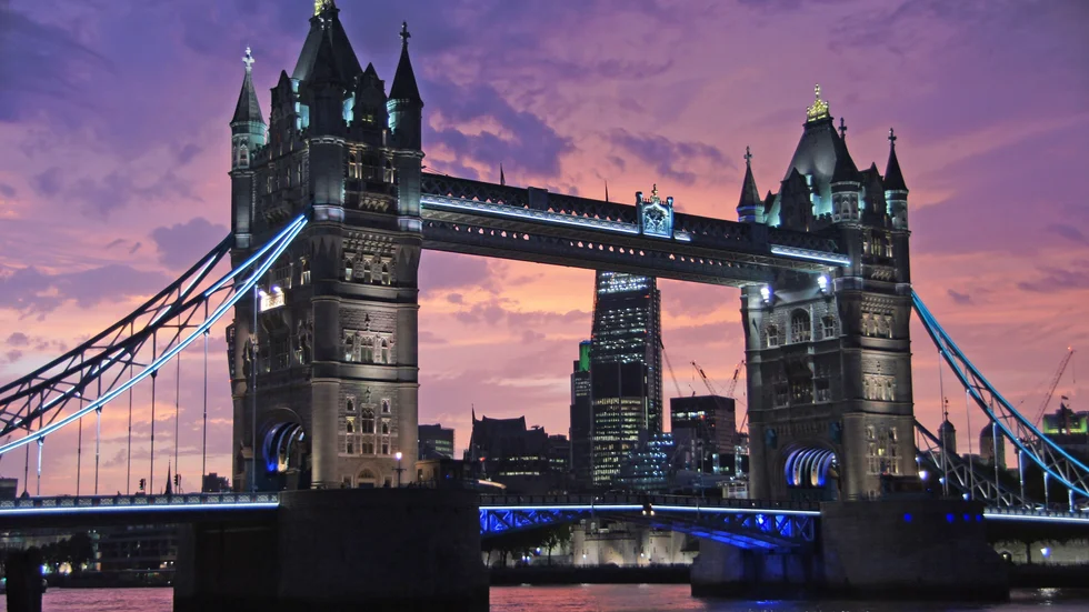 Tower bridge i London är ett landmärke som heter duga.
