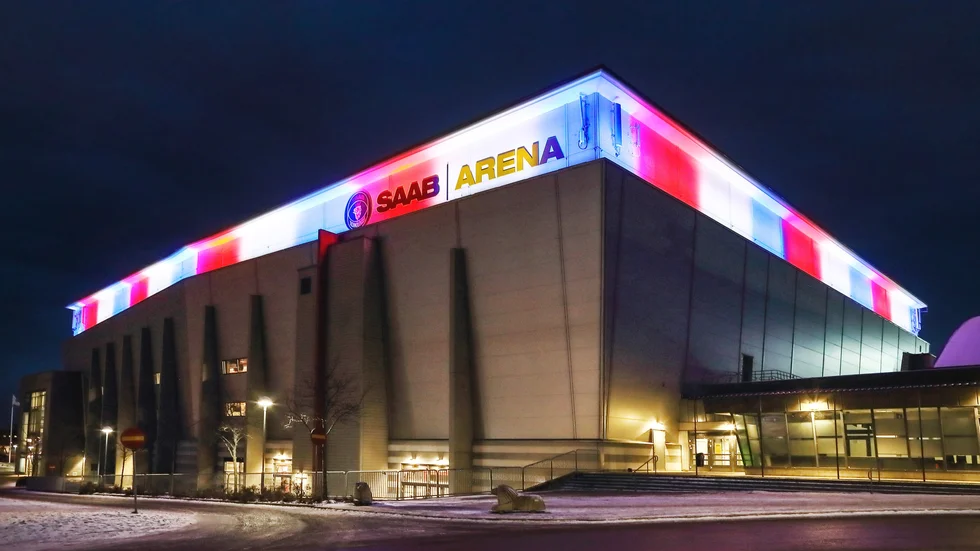 Saab arena i mörker.