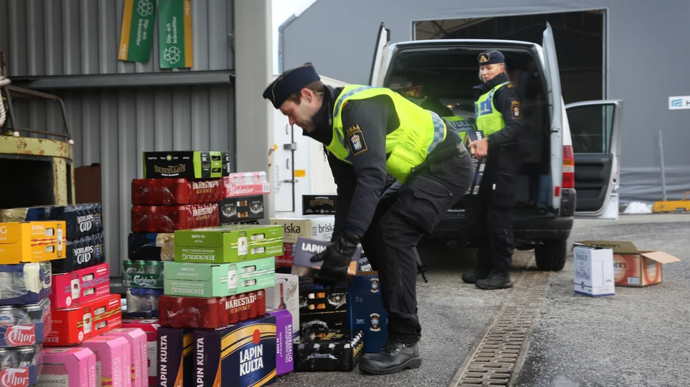 En bil fullastad med alkohol kontrolleras i Visby hamn. Urban Gustafsson och Madeleine Gimbergsson får fullt upp när allt ska lastas av. Den här gången valde Tullverket att släppa igenom, trots stora mängder, eftersom anledningen med planerade fester lät trovärdig.