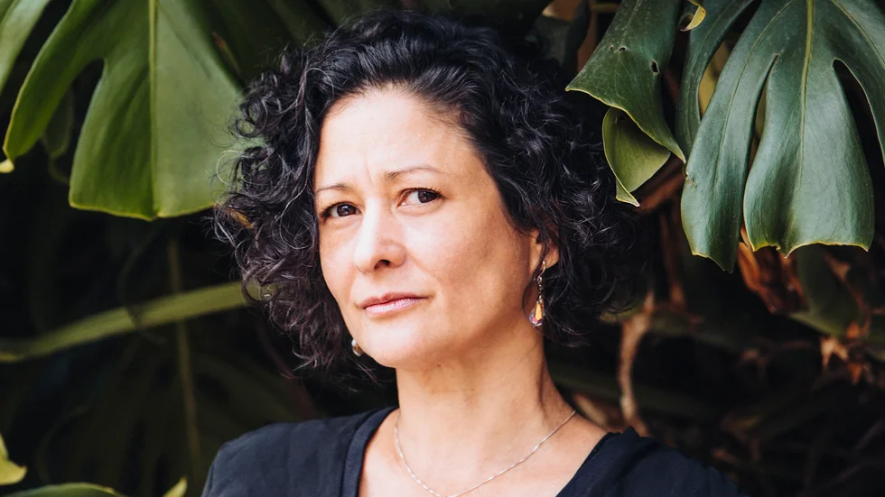 Pilar Quintana (född 1972) är en av Colombias mest hyllade författare i sin generation. Med den internationellt prisade romanen "Tiken" introduceras hon nu på svenska.