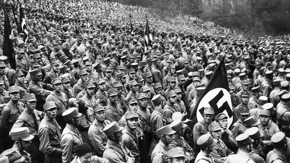 "Västländerna har valt en farlig väg i sin hållning gentemot Ryssland. För mig framstår det som att ledare i Bryssel bär på samma tankar som fanns i Europa på 1930-talet" menar insändarskribenten. Bild av när nazister i Tyskland förberedde sig för en demonstrationsmarsch mot den sittande regeringen i oktober 1931.