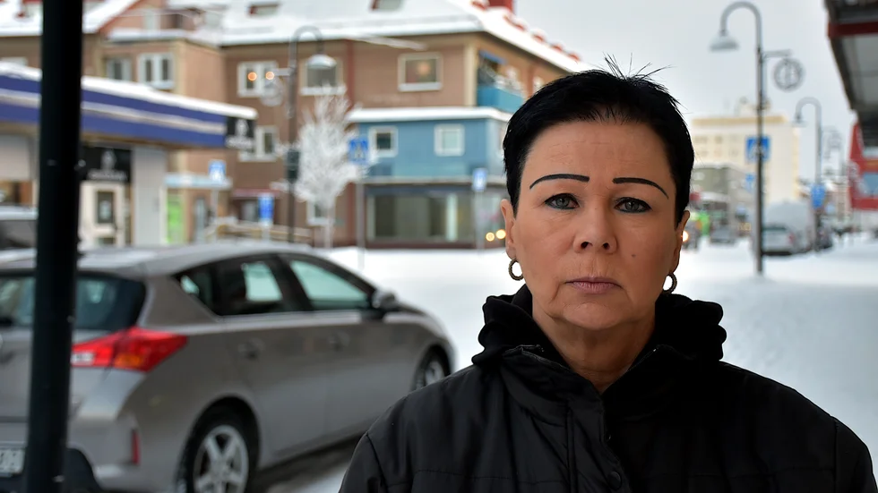 Britt Johansson är från Gällivare, men bor i Boden. Men hon är missnöjd med hur hemtjänsten i Gällivare kommun tar hand om hennes pappa och flyttar nu hem för att ta hand om sin pappa.