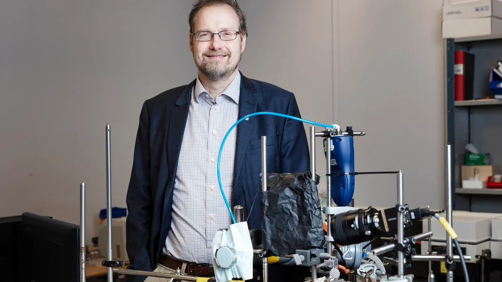 Staffan Lundström, professor i strömningslära, Luleå tekniska universitet, kan konstatera att munskydd är effektiva om de sitter rätt.