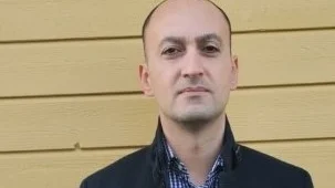 Läraren Daniel Yalin tycker fler borde visa civilkurage och säga ifrån.