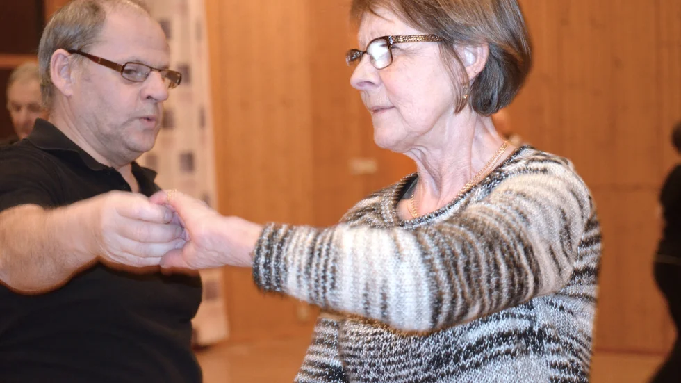 Så här gör man. Ledaren Jerry Holmqvist för säkert sin dam, Britt Marie Lindahl. Foto: Britta Stenberg.