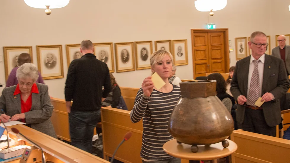 Till valurnan Lina Karlsson (S) och de övriga fullmäktigeledamöterna i Arvidsjaur fick tillfälle att använda valurnan ett tillfälle under tisdagens sammanträde. Det var när kommunens huvudman i Sparbanken Nord skulle utses, en omröstning som Lotta Åman (S) vann med 20 röster mot 8 för Nina Ask (M). Foto: Foto: GÖRAN WESTERLUND.