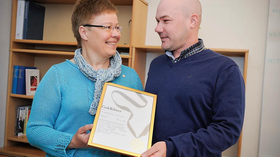 DIPLOM VD: n Peter Eriksson tar emot diplomet för Guldklöverpriset av Carina Sundbom, gruppledare Centerpartiet Skellefteå. Foto: Leif Andersson.
